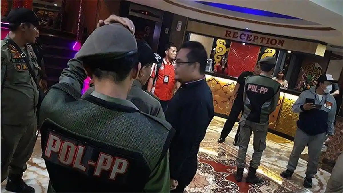 VIRAL! Perwira Polisi Sedang Menyamar Cekcok & Nyaris Ditangkap Satpol PP di Tempat Dugem