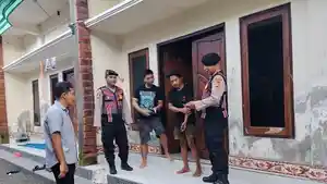 Personil-dari-Polsek-Gianyar-saat-melakukan-pengawasan-terhadap-penduduk-pendatang.jpg
