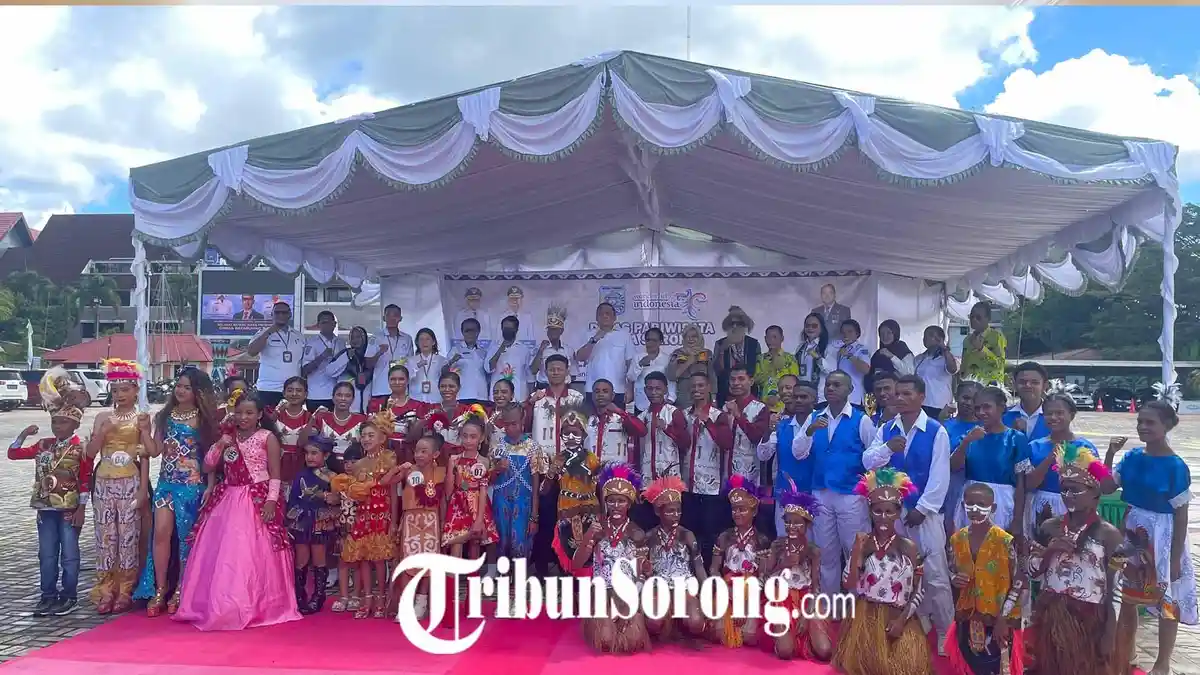 Warna-warni Busana Khas Papua Hiasi Pagelaran Seni Budaya Papua di Kota Sorong