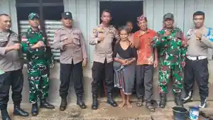PENYERAHAN-RUMAH-Kapolsek-Borong-bersama-anggota-dan-TNI.jpg