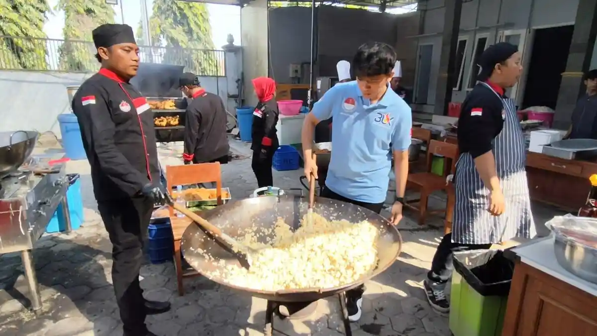Rayakan Hari Pelajar Sedunia, Siswa SMK Kartanegara Kediri Masak 2.500 Porsi Nasi Goreng
