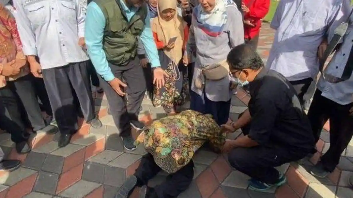 Penyebab Mensos Risma Sujud di Kaki Guru Tunanetra di Bandung karena Tak Penuhi Janji saat Ditagih