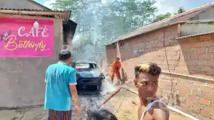 20240912-Petugs-damkar-memadamkan-api-yang-membakar-mobil-di-Bangka-Selatan.jpg