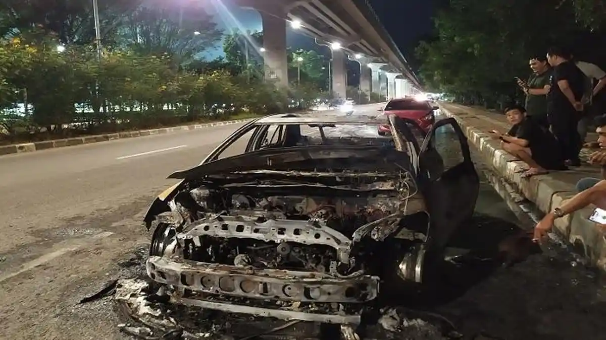 Mobil Terbakar Dekat Stasiun LRT Jakabaring Palembang, Ini Kesaksian Pengemudi