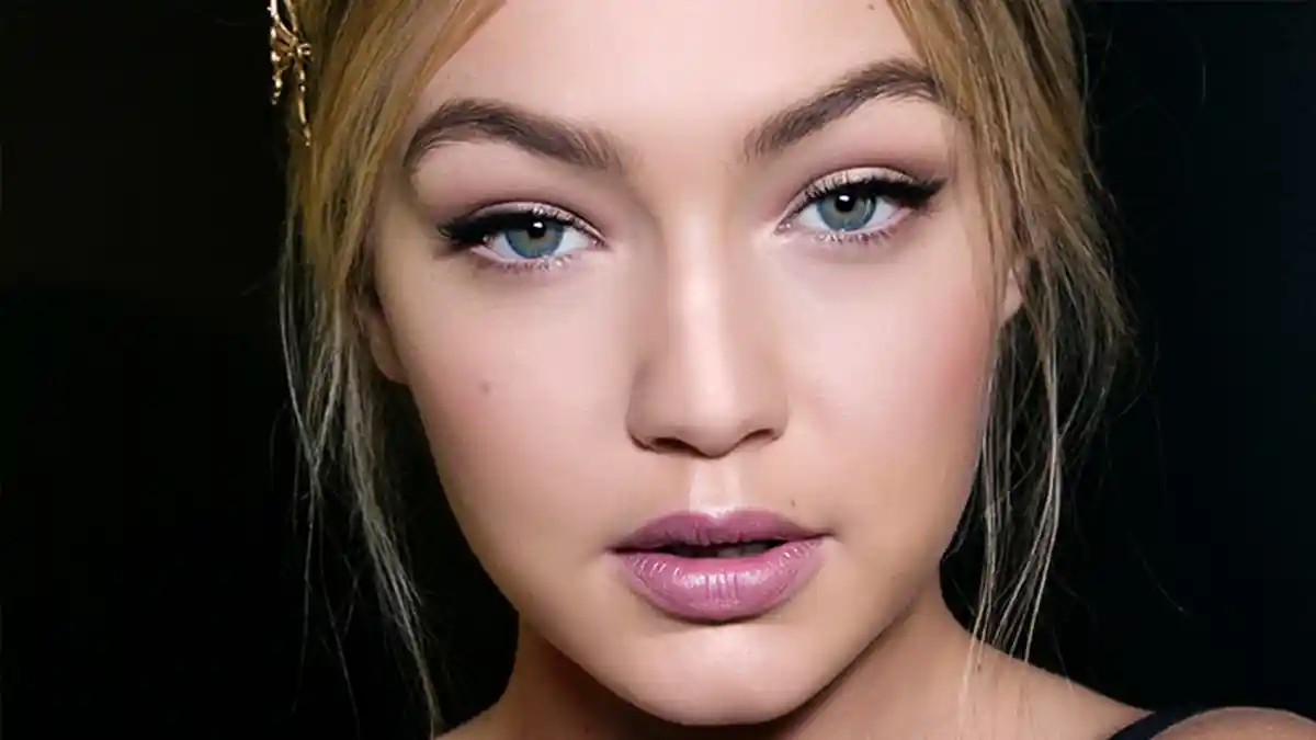 Jenius! Inilah Tips Bikin Winged Eyeliner Sempurna Ala Gigi Hadid, Wajib Dicontek