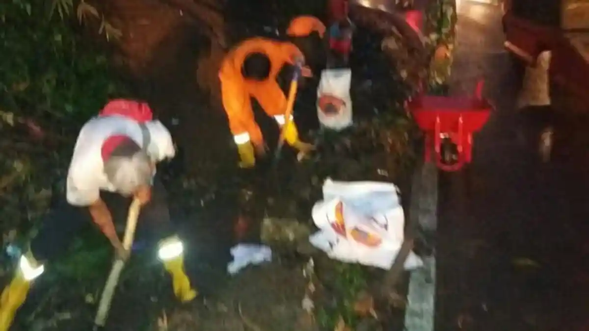 Longsor Terjadi di Cadas Pangeran Sumedang, Sempat Ganggu Arus Lalu Lintas dan Ancam Rumah Warga