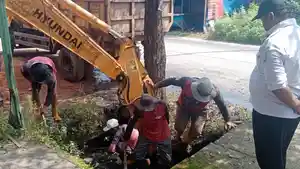 20260424_Pemkot-Semarang-membersihkan-drainase-mampet_1.jpg