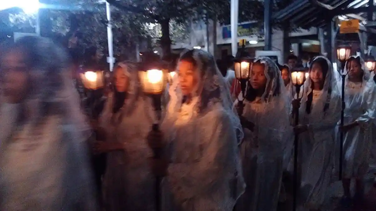 Misa Malam Natal di Gereja Katedral Diawali dengan Perawakan Bayi Yesus