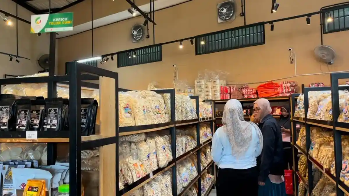 Pemudik Berburu Oleh-oleh Makanan Khas Bangka