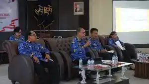 Piet-Bukorsyom-saat-jumpa-pers-di-Aula-Kanwil-Kementerian-Hukum-Papua-Barat.jpg