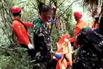 EVAKUASI-Proses-evakuasi-jenazah-di-Desa-Ngadimulyo-Kecamatan-Kampak.jpg