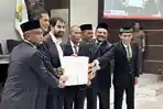 Mualem-bersama-pimpinan-DPRA-memperlihatkan-nota-kesepakatan-bersama-Rancangan-KUA-PPAS.jpg