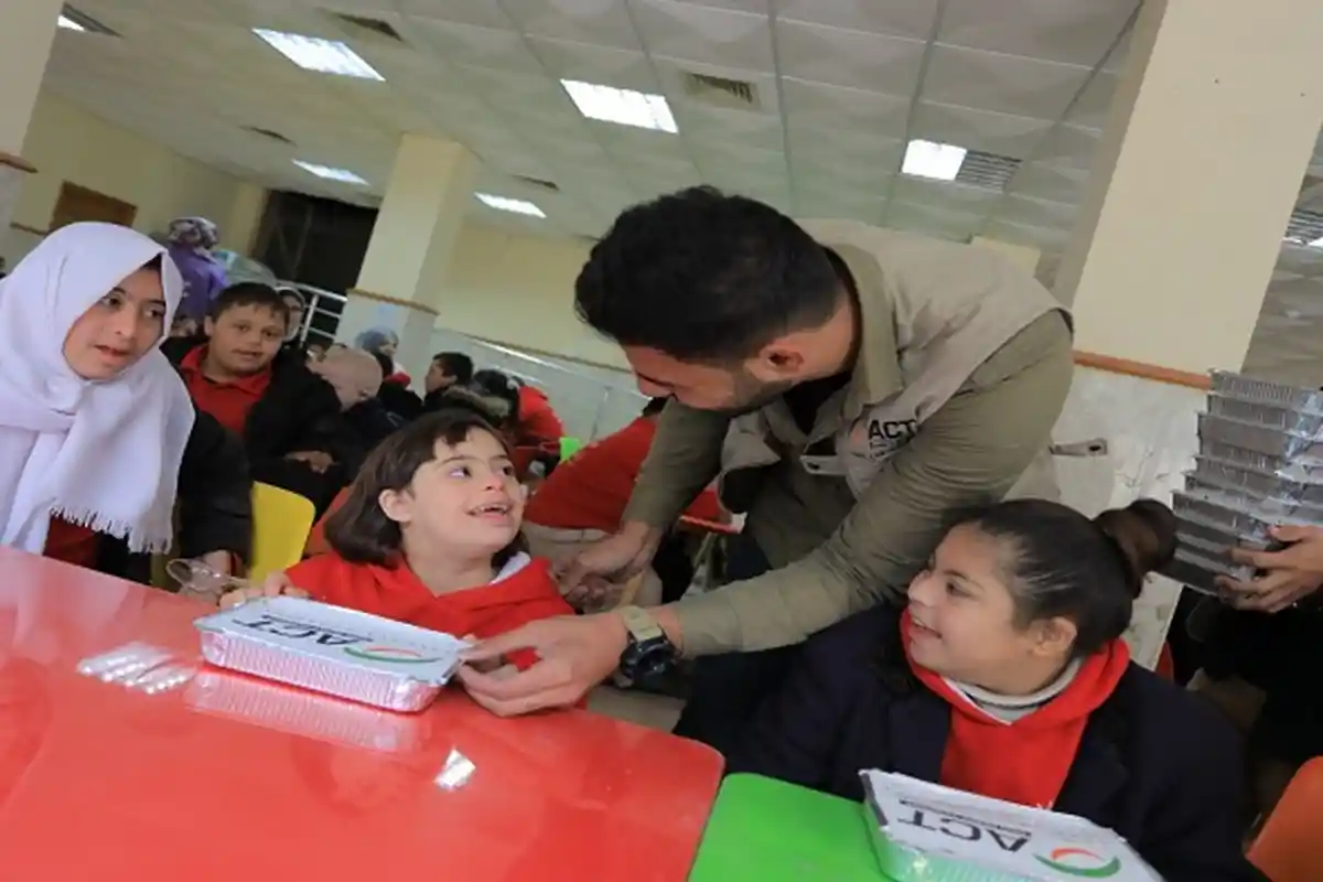Dari Dapur Umum Indonesia di Gaza, Terlihat Keceriaan Anak Sindrom Down Menyantap Sajian Bergizi