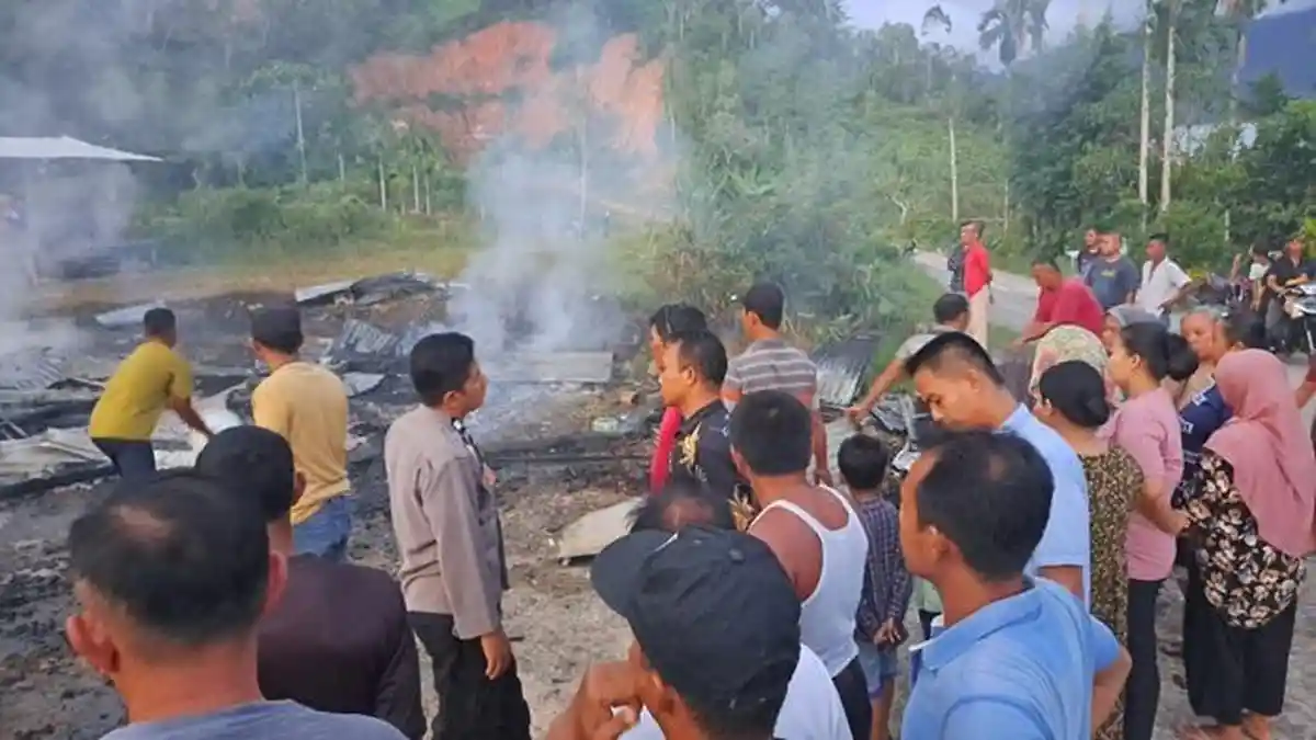 Rumah Kayu dan Motor Terbakar di Pesisir Selatan Sumbar, Warga Sempat Selamatkan Mobil Sedan