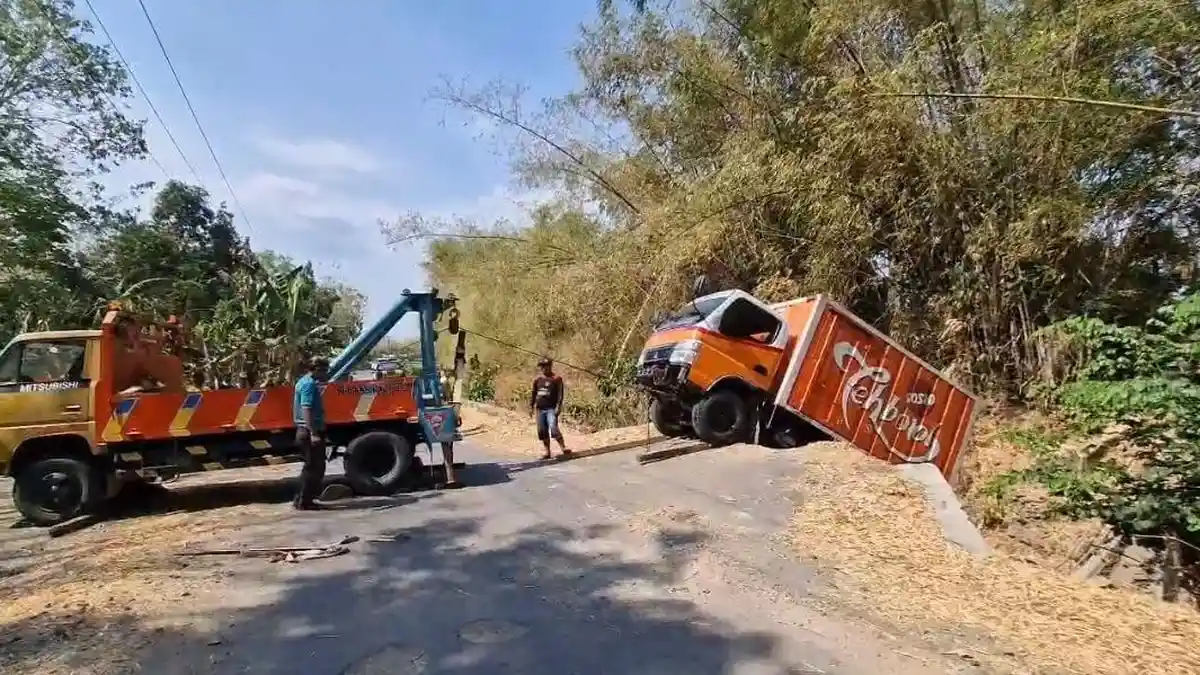Nekat Ikuti Google Maps, Truk Bikin Jembatan Ponorogo Ambruk