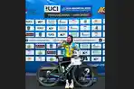 Atlet-balap-sepeda-Kota-Medan-Dara-Latifah-memamerkan-dua-medali-yang-diraihnya-pada1.jpg