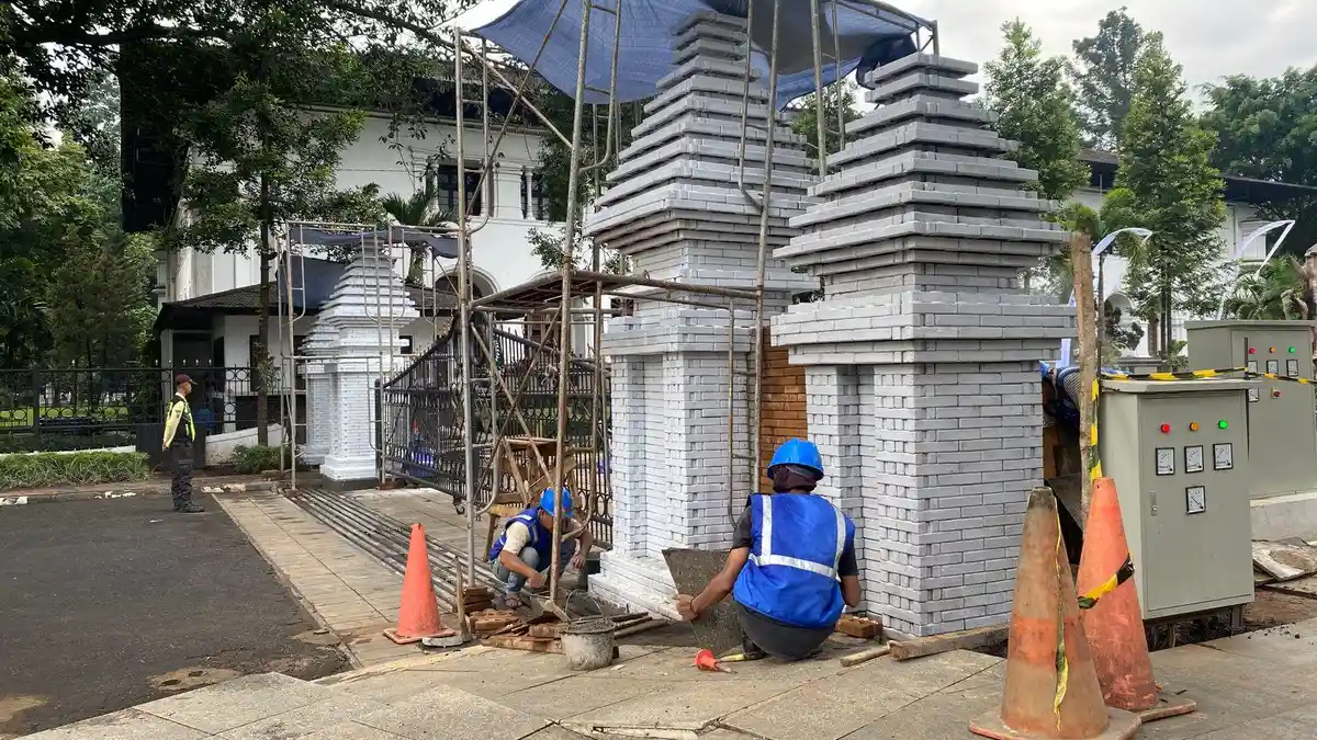 Di Tengah Renovasi yang Telan Anggaran Rp3,9 Miliar, Wisatawan Tetap Datang ke Gedung Sate
