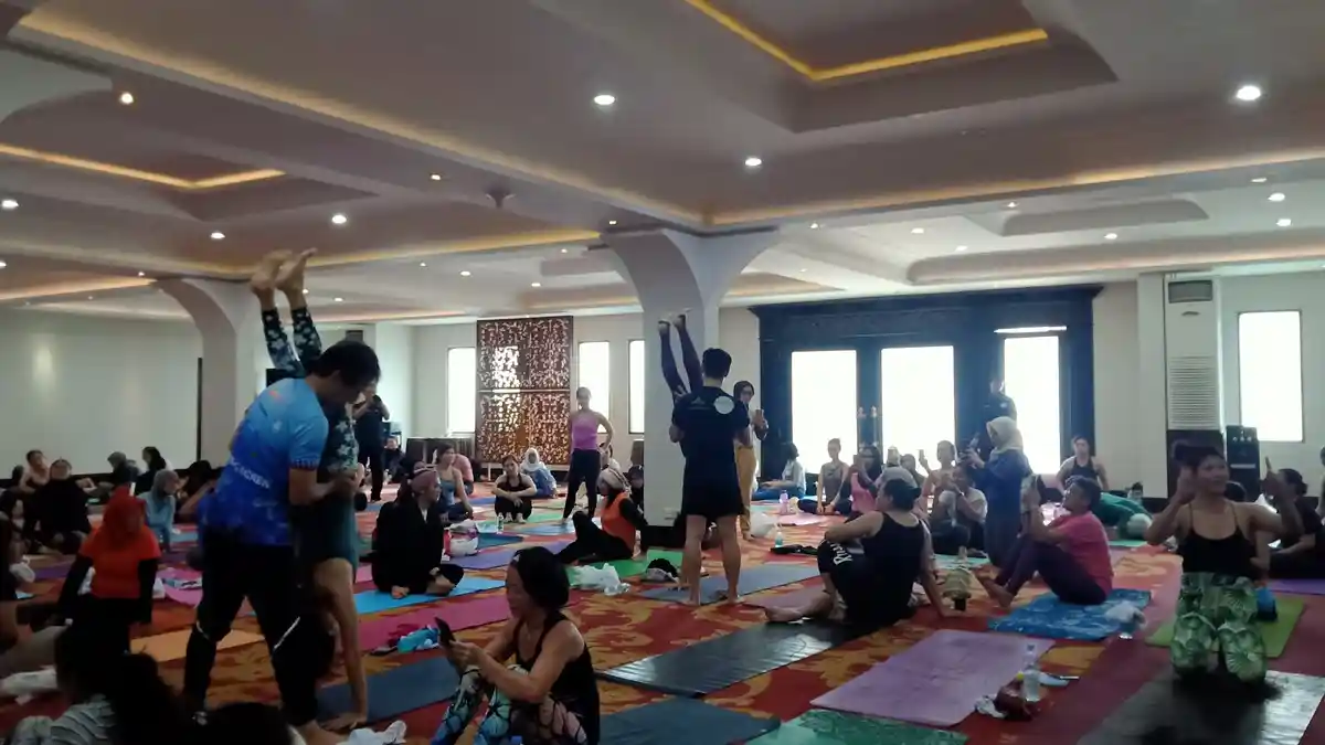 Serunya Yoga dan Belajar Handstand Bersama Hendri Take