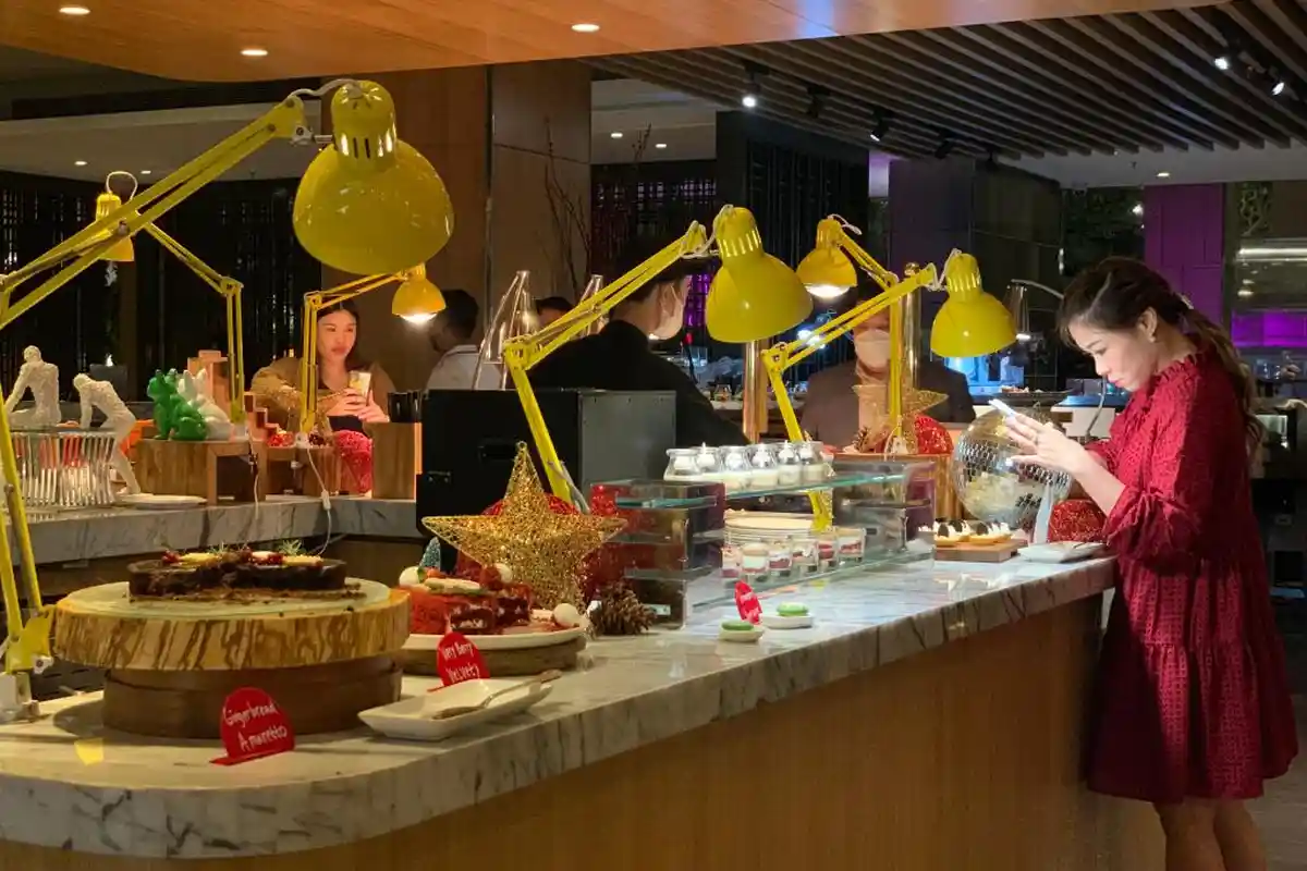 Pernak-Pernik Natal dan Tahun Baru, Four Points Surabaya Kolaborasi Bareng Produsen Cokelat Lokal