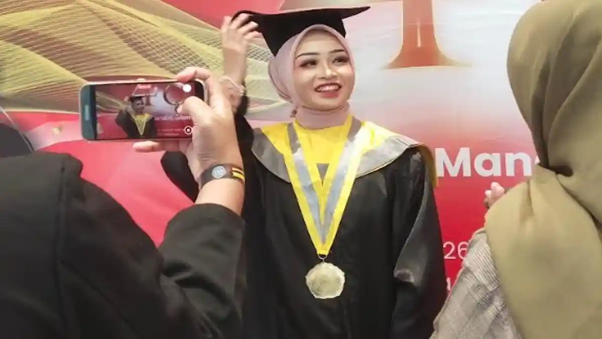 Kisah Dewi Ayu Anak Guru Honorer Jadi Wisudawan Terbaik Universitas Muhammadiyah Gresik