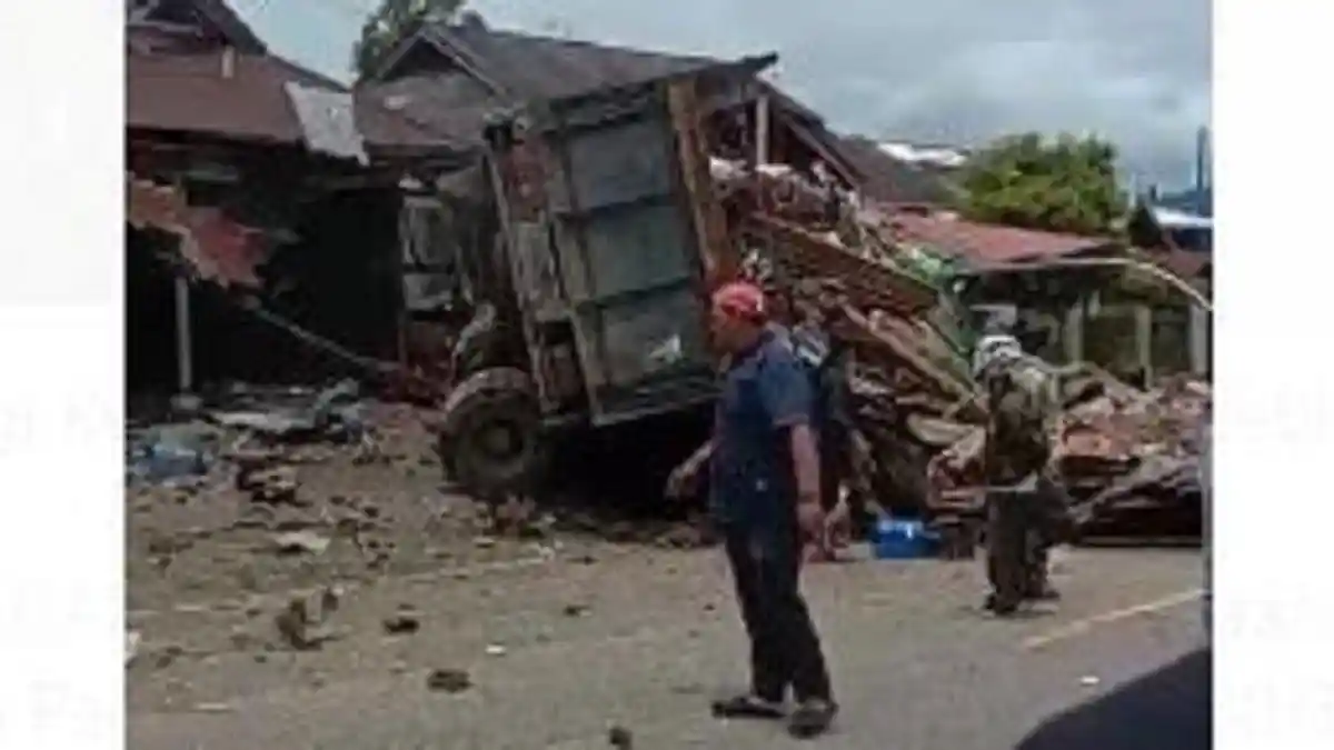Breaking News: Kecelakaan Lagi di Panyalaian Tanah Datar, Truk Terbalik hingga Rumah Hancur