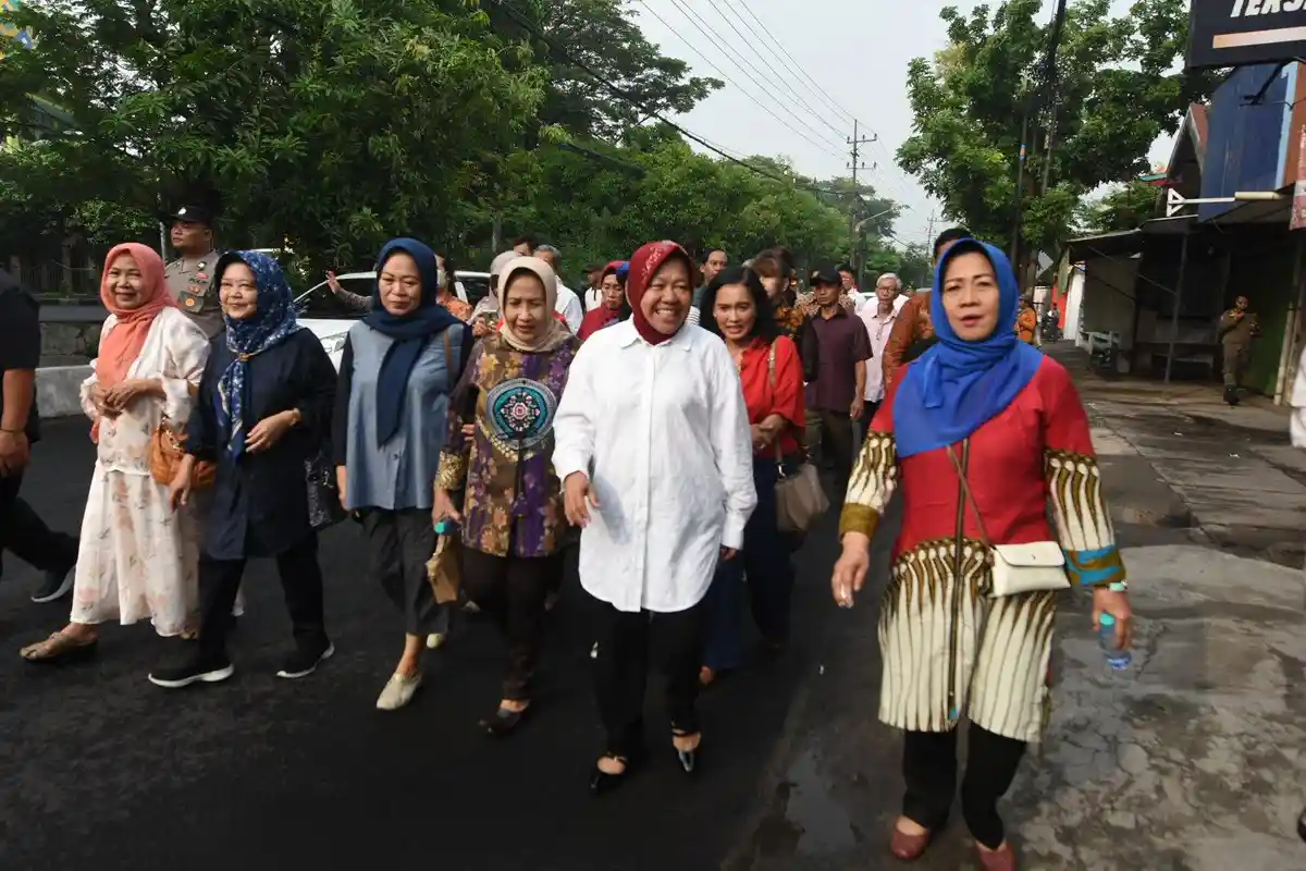 Risma Diantar Emak-emak Berangkat ke TPS Jalan Kaki Salurkan Hak Suara, Mengantre saat Mencoblos