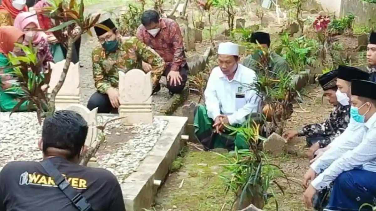 Nyekar Jelang Ramadhan di Jember, Gus Menteri Kenang Jasa Mbah Shiddiq dan Mbah Muchit