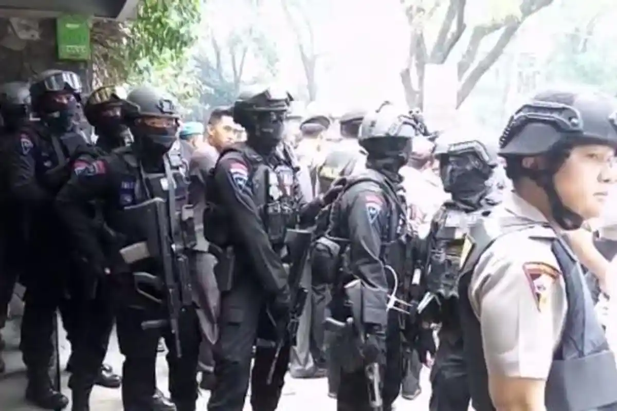 VIDEO: Polisi Akhirnya Tembak Terduga Teroris di Kelurahan Arjuna, Lihat Baku Tembaknya