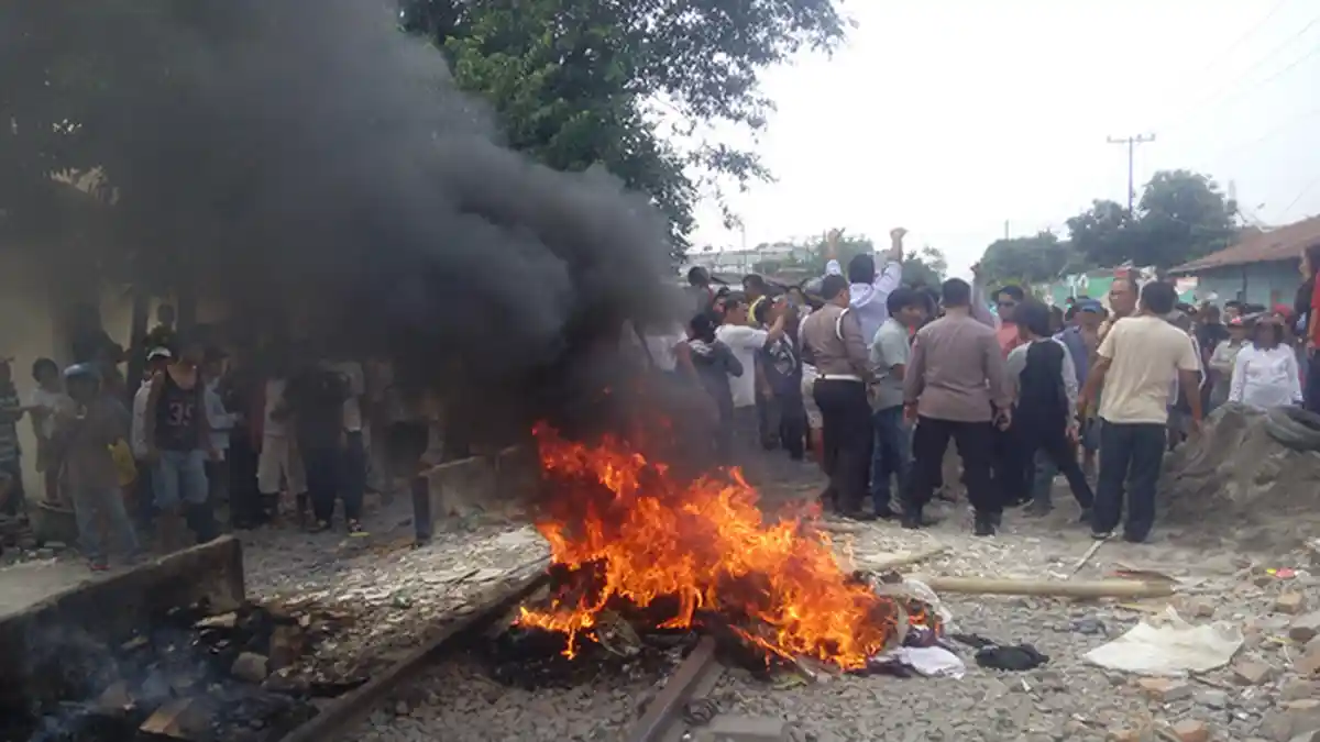 Tolak Pembongkaran, Warga Pinggiran Bantaran Rel Bakar Ban