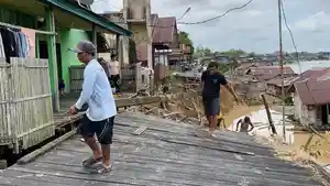 bn-jebmbatan-ambruk-di-sungai-kahayan.jpg