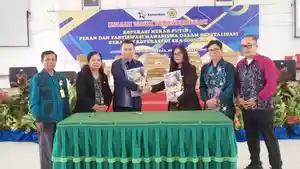 Rektor-USI-Sarintan-Damanik-dan-Deputi-Bidang-Kelembagaan.jpg