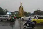 berkendara-melintasi-jalan-saat-hujan-di-Jalan-Jendral.jpg