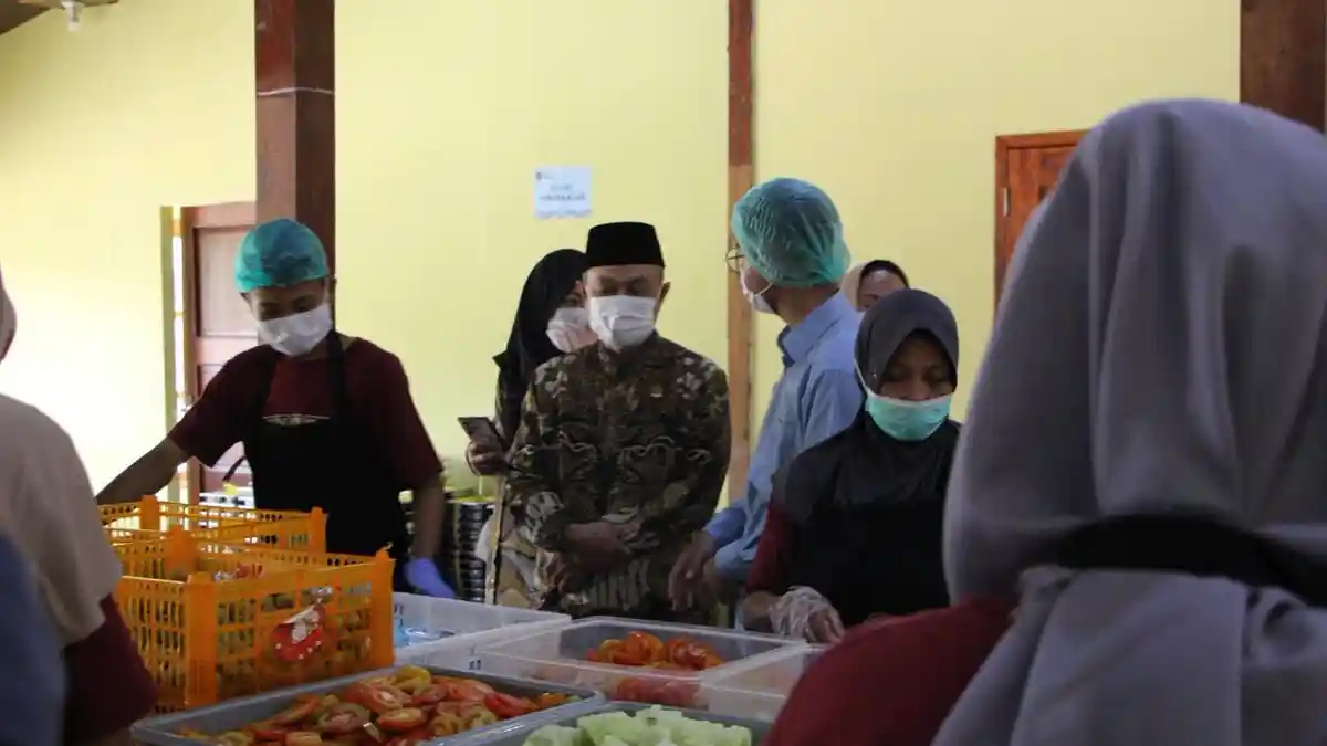 Tinjau SPPG di Bantul, Tamsil Linrung Pastikan Proses MBG Aman dan Higienis