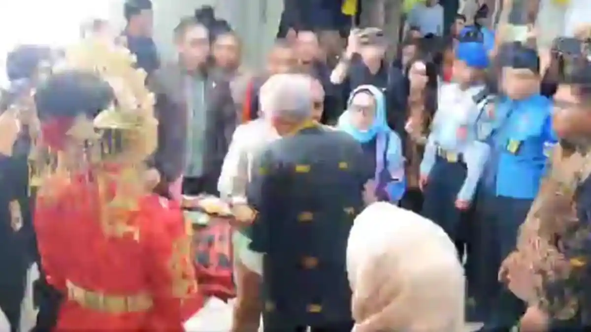 Momen Sekda Asrun Lio Peluk Pj Gubernur Sultra Andap Budhi, Sambutan di Kendari Sulawesi Tenggara