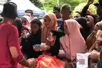 PASAR-MURAH-Warga-Kota-Gorontalo-antre-untuk-menebus-paket-sembako.jpg
