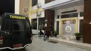 BREAKING-NEWS-Kejari-Kendari-Sulawesi-Tenggara-Siapkan-Mobil-Tahanan-Terkait-Kasus-Dugaan-Korupsi.jpg