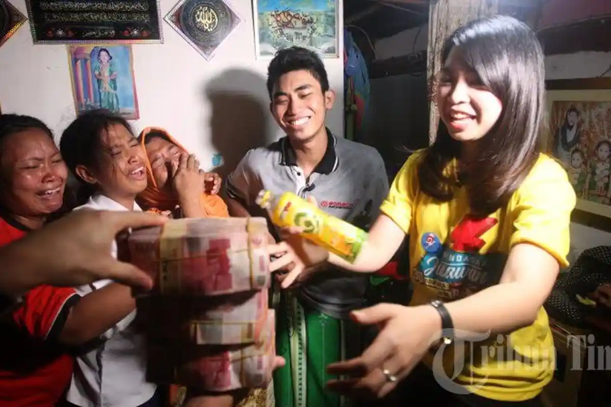 FOTO: Gara-gara Tutup Botol, Anak Tukang Becak Ini Dapat Uang Rp 300 Juta