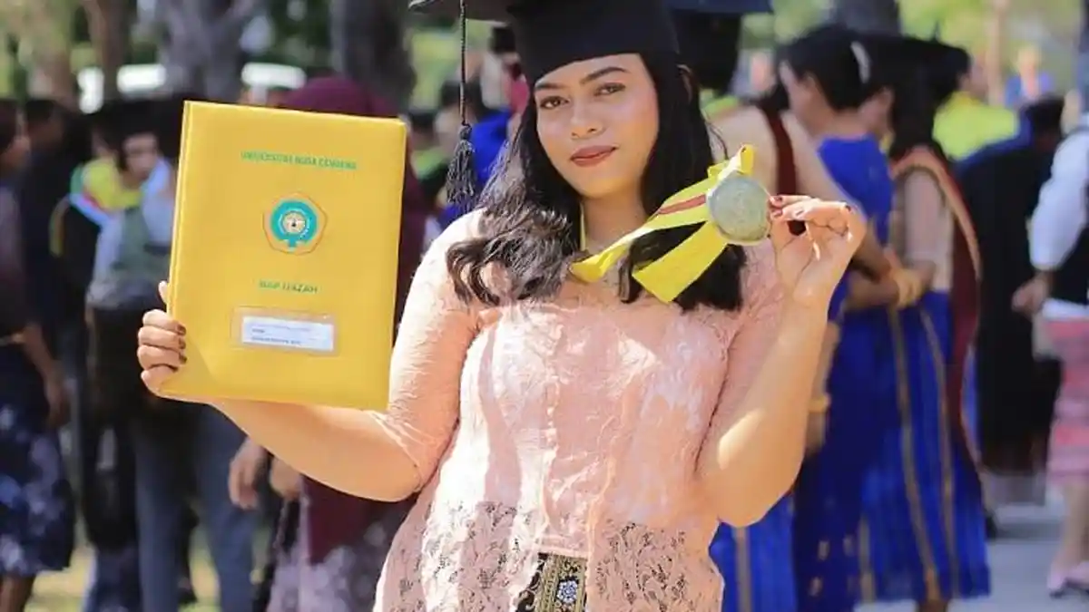 Sosok Rosalia Rosinta, Dosen Muda NTT Lulusan Wisuda Undana Kupang - Pos-kupang.com