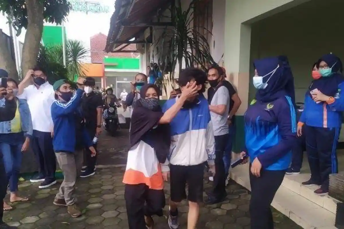 VIRAL Emak-emak Nangis Jemput Anaknya yang Ikut Demo UU Cipta Kerja: Orangtua Nyari Duit Susah