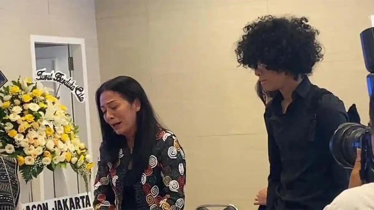 Tangis Dewi Lestari Pecah di Depan Jenazah Sang Ayah