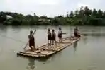 Ambil Resiko Seberangi Sungai Demi Sekolah