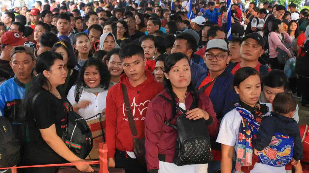 Lihat Fotonya di Sini, Puncak Arus Mudik Natal 2019, Pelabuhan Batuampar Padat Penumpang