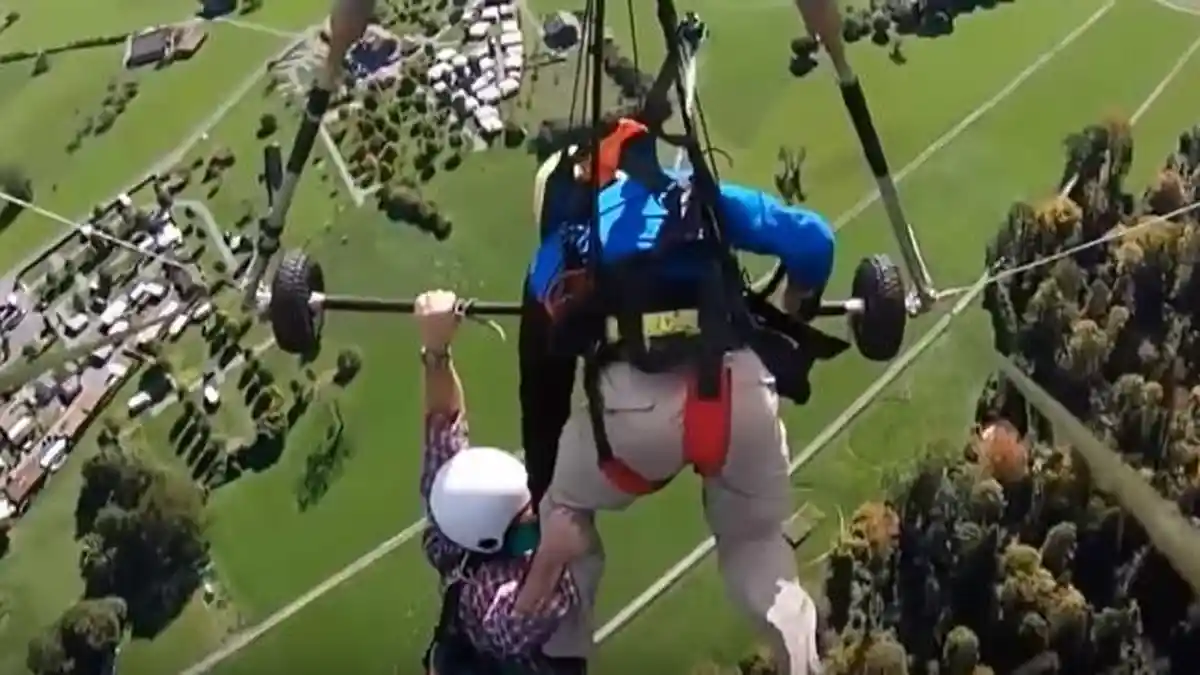 Video Horor Turis Menumpang Paralayang Lupa Sabuk Pengaman, Ini yang Terjadi
