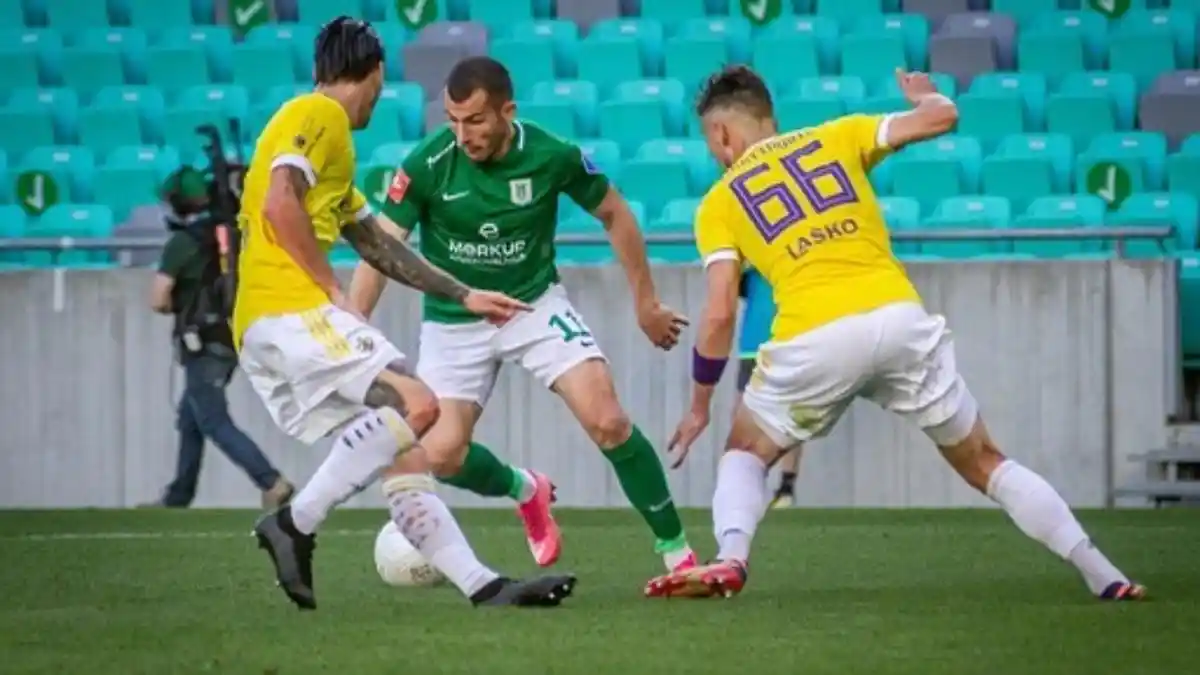 Lihat Skill si Family Man Mihailo Perovic Calon Kuat Bomber Persebaya ...