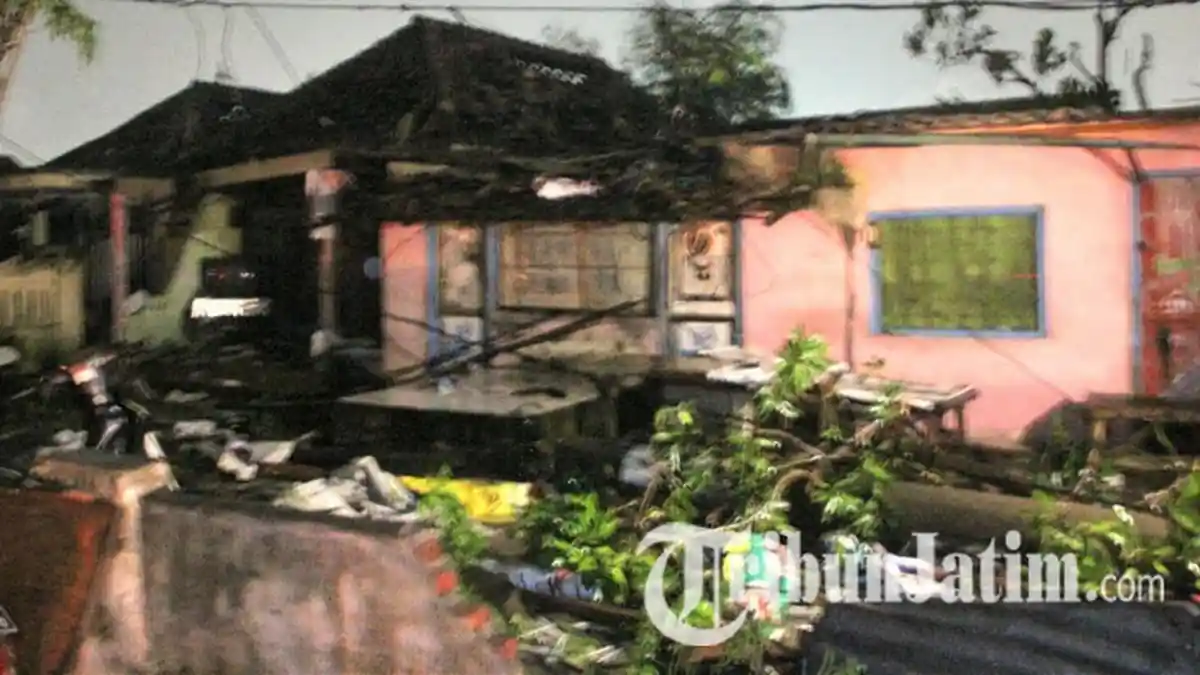 Anging Puting Beliung Ngamuk di Krian Sidoarjo, Ratusan Rumah Rusak