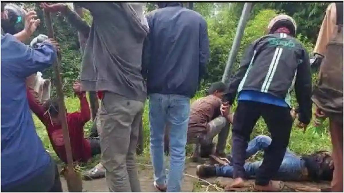 4 Pekerja Terkapar di Pinggir Jalan, Tersengat Listrik Saat Pasang Tiang WiFi, Diselamatkan Warga