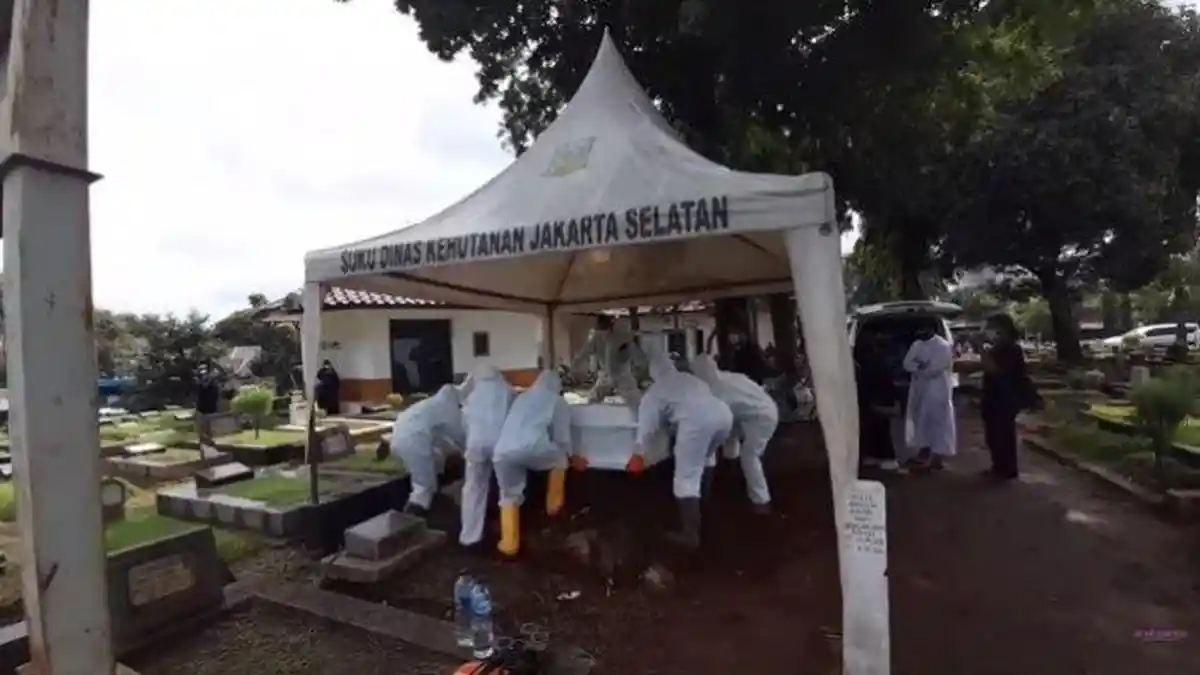 Tangis Suami Soraya Abdullah Pecah di Pemakaman, 'Jika Ada Salah, Mohon Dimaafkan'