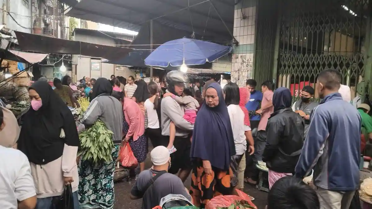 SUASANA Pasar Tradisional di Medan Ramai Jelang Pergantian Tahun, Ikan dan Daging Ayam Laris Manis
