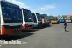 petugas-terminal-purabaya-memeriksa-bus-tak-beroperasi.jpg