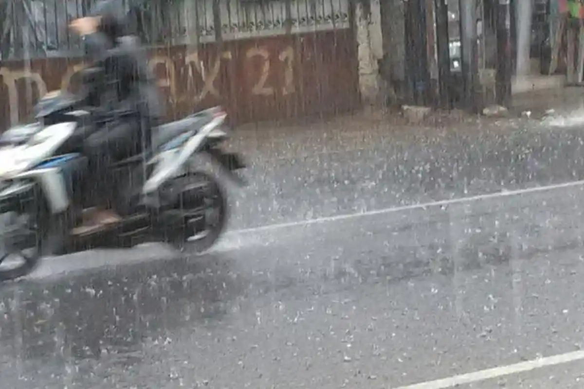 Info Prakiraan Cuaca Besok Siang Hujan Lebat di Jakarta Barat, Hujan Sedang di Jakarta Selatan